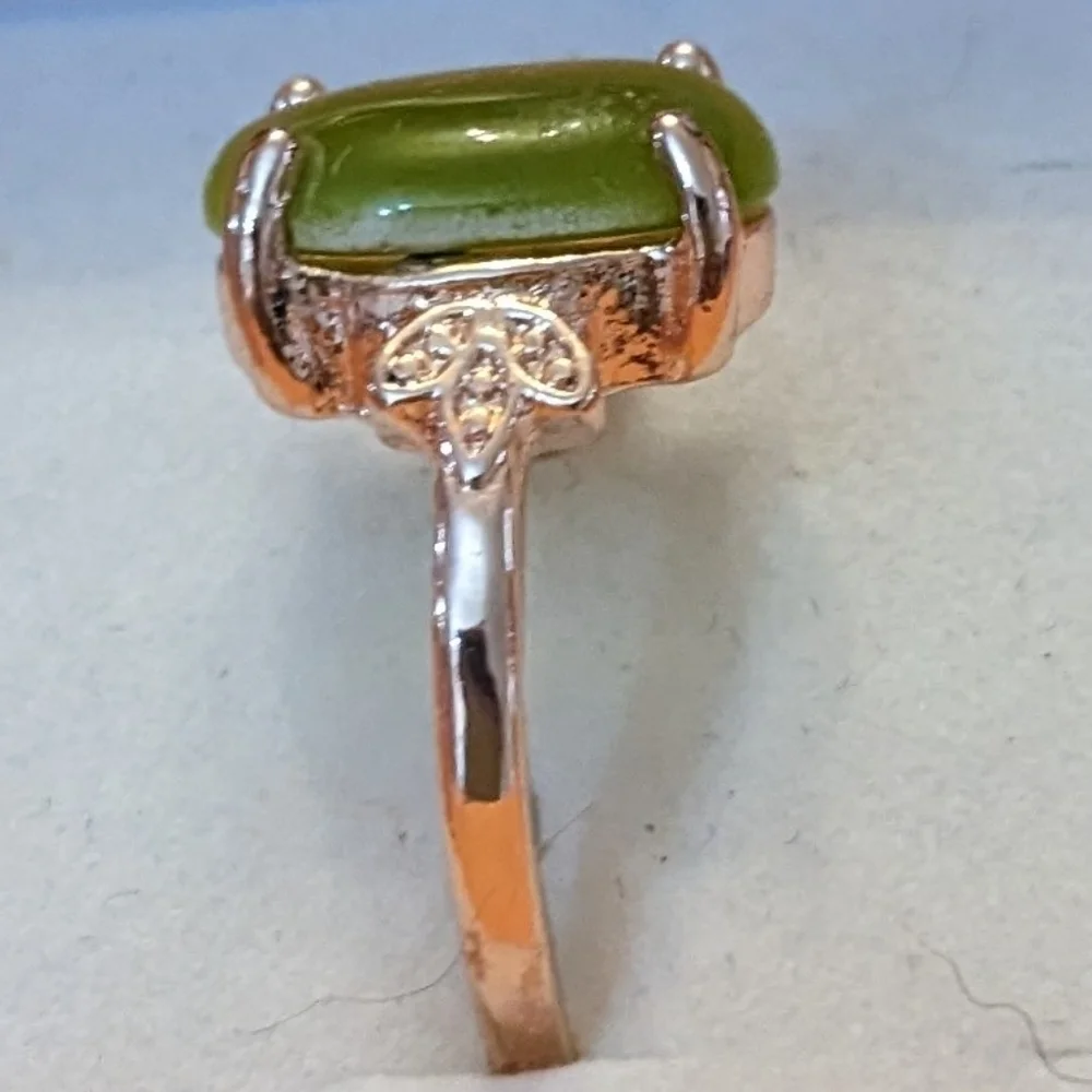 New green colored cat's eye style gold tone ring, T1B8C